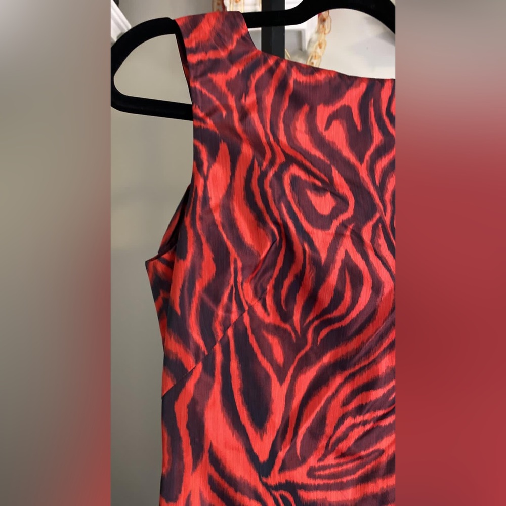 ANIMAL-PRINT SLEEVELESS V-BACK DRESS IN RED - Picture 14 of 16